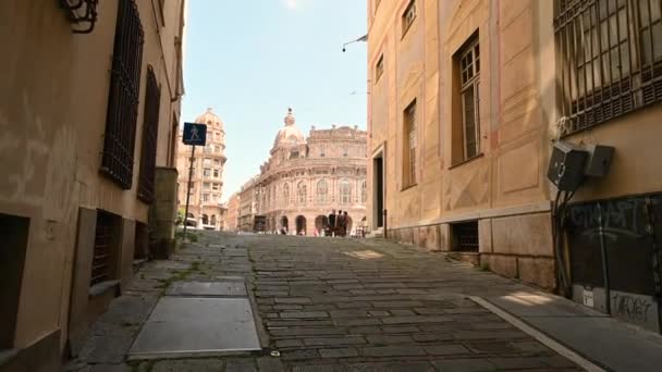 ジェノヴァ リグリア イタリア 2023年6月3日 歴史的な中心部の路地を歩く貧困の映像に魅了されて 私たちは壮大な広場デフェラーリに入ります 中央に噴水と人々 — ストック動画