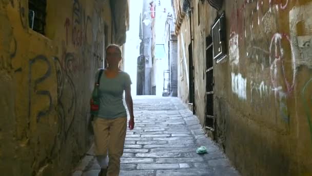 ジェノヴァ リグリア イタリア 2023年6月3日 歴史的中心地の路地を歩く貧困の映像に魅了され 中年の女性と出会う ジェノヴァを探索して発見する — ストック動画