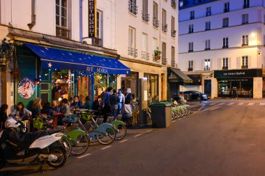 Paris, Fransa, Haziran 2022. Paris 'te bir barda gece hayatı. Şehirdeki yaşamın ikonik bir konsepti.
