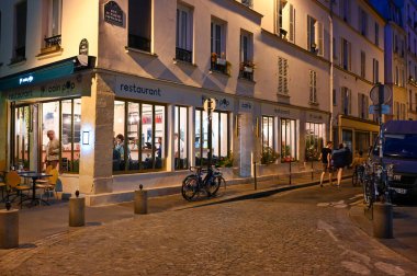 Paris, Fransa, Haziran 2022. Paris 'te bir barda gece hayatı. Şehirdeki yaşamın ikonik bir konsepti.