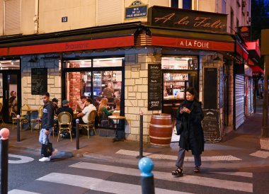 Paris, Fransa, Haziran 2022. Paris 'te bir barda gece hayatı. Şehirdeki yaşamın ikonik bir konsepti.