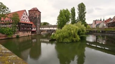Nuremberg, Almanya, 1 Ağustos 2023. Tarih merkezini geçen nehir boyunca inanılmaz görüntüler: yarım keresteli ev suya yansıyor. Peri masalı atmosferi keşfediyor ve keşfediyor.
