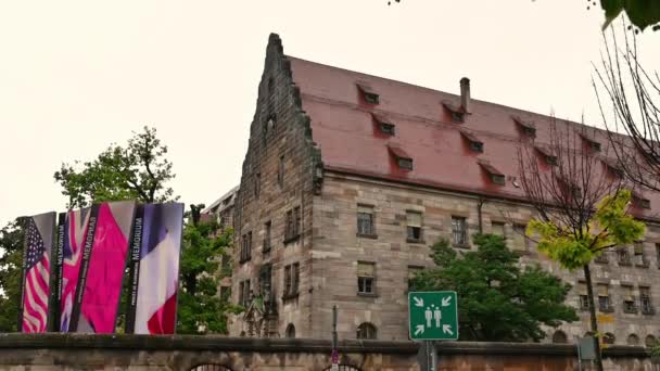 ニュルンベルク ドイツ 2023年8月1日 ニュルンベルク裁判記念博物館 裁判の場所であった裁判所の翼に左の看板が注意を引きます 雨の日 — ストック動画
