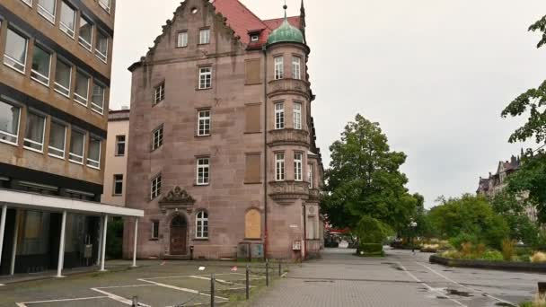 뉘른베르크 2022년 왼쪽에 특징적인 기울어진 창문이있는 역사적인 건물의 기울기 — 비디오