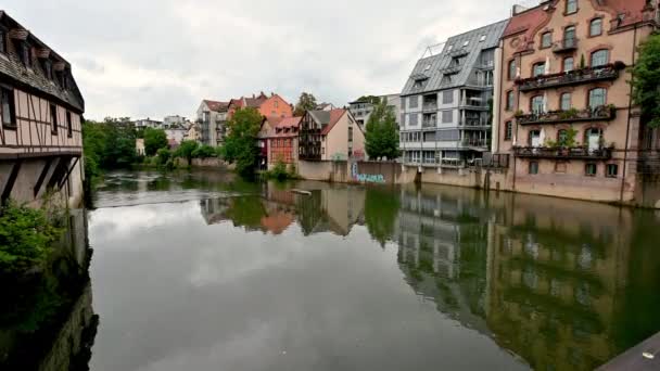 Нюрнберг Німеччина Серпня 2023 Дивовижні Кадри Вздовж Річки Перетинає Історичний — стокове відео