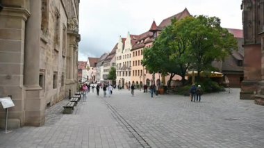Nuremberg, Almanya, 1 Ağustos 2023. Eski kasabadaki insanların sokakta yürüdüğü yavaş çekim görüntüleri..
