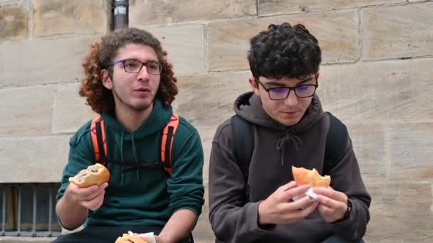 Nürnberg Tyskland Augusti 2023 Två Unga Kaukasier Njuter Pausätande Smörgås — Stockvideo