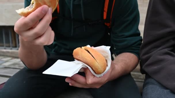 뉘른베르크 2022년 코카서스 사람은 전형적인 뉘른베르크 소시지와 샌드위치를 휴식을 즐긴다 — 비디오