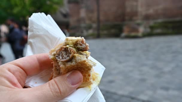 뉘른베르크 2022년 명물인 뉘른베르크 소시지 샌드위치의 클로즈업으로 전형적인 음식을 맛보면서 — 비디오