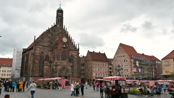 Norimberk Německo Srpna2023 Nádherné Náměstí Deštivého Dne Lidé Míjejí Stánky — Stock video