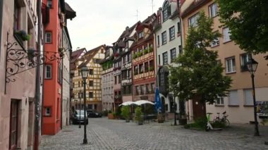 Nuremberg, Almanya, 1 Ağustos 2023. Tanner 'ların sokağı: Eski şehrin tüm cazibesine sahip renkli ve yarı keresteli evlerin cephelerine sahip. Pan hareketi.