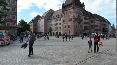 Nuremberg, Almanya, 1 Ağustos 2023. Şehrin en ikonik manzaralarından birinin güzel bir yaz günündeki görüntüsü. San Lorenzo kilisesinin önünde muhteşem bir mimari örneğimiz var..