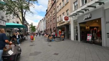 Nuremberg, Almanya, 1 Ağustos 2023. Merkezdeki alışveriş caddesindeki görüntüler. İnsanlar sokakta yürüyor, bebek arabalı bir kadın önümüzde yürüyor..