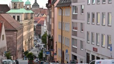 Nuremberg, Almanya, 1 Ağustos 2023. Güzel bir yaz gününde insanlar eski şehirde yürür..