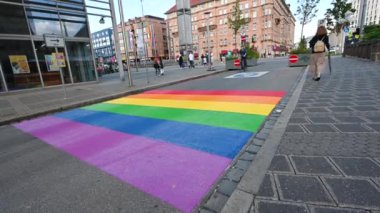 Nuremberg, Almanya, 1 Ağustos 2023. LGBT cemaatine hürmeten tarihi merkezde gökkuşağı yaya geçitleri. Millet, eğik hareket.