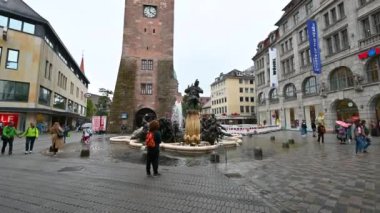 Nuremberg, Almanya, 1 Ağustos 2023. Beyaz ya da Weber Tower 'ın güzel görüntüleri. Şemsiyeli genç bir adam etrafına bakıyor, yağmurlu bir gün..