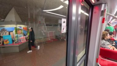 Nuremberg, Almanya, 1 Ağustos 2023. Metro durağında vagon kapıları kapanıyor ve tren kalkıyor. Platformdaki insanlar. Çevre dostu toplu taşıma yaşam tarzı kavramı.
