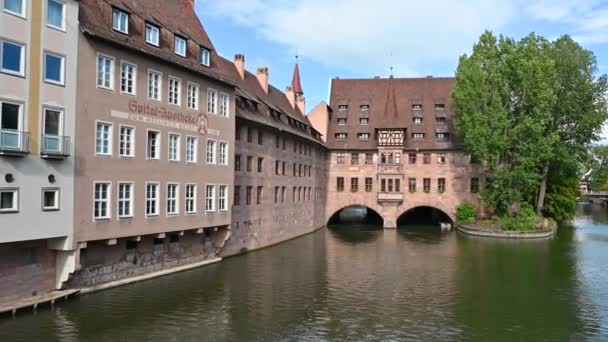Norymberga Niemcy Sierpnia 2023 Szpital Ducha Świętego Nad Rzeką Pegnitz — Wideo stockowe