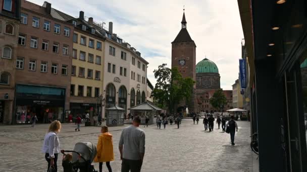 Nürnberg Németország 2023 Augusztus Városi Élet Történelmi Központjában Fehér Torony — Stock videók