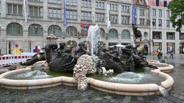 2023年8月1日 德国纽伦堡 婚纱喷泉 Ehekarussell 位于白塔或韦伯脚下的历史中心 — 图库视频影像