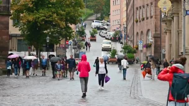 Νυρεμβέργη Γερμανία Αυγούστου 2023 Μια Βροχερή Μέρα Άνθρωποι Περπατούν Ομπρέλα — Αρχείο Βίντεο