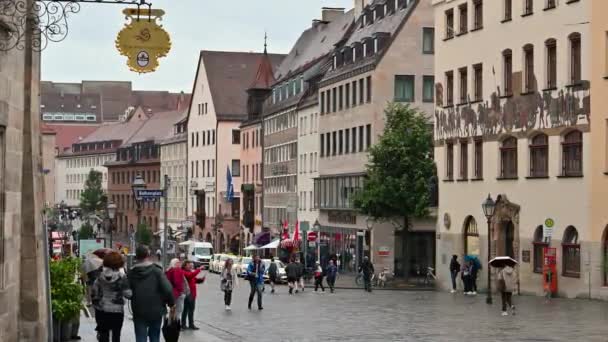 뉘른베르크 2022년 마을에서 우산으로 비오는 사람들 — 비디오