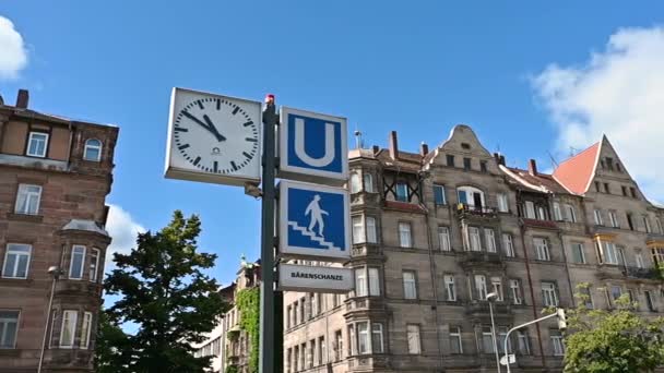 2023年8月1日 德国纽伦堡 在阳光明媚的一天 慢镜头慢镜头的地铁标志 在时钟和楼梯符号旁边 — 图库视频影像