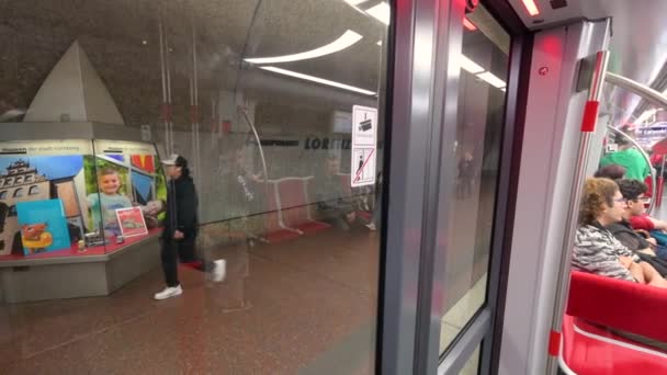 Nürnberg Deutschland August 2023 Der Metrostation Schließen Sich Die Wagentüren — Stockvideo