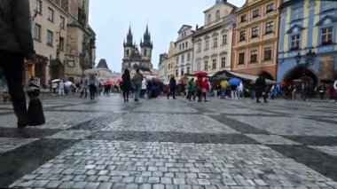 Prag, Çek Cumhuriyeti, 4 Ağustos 2023. Tarihi astronomik saat meydanındaki pov görüntülerine bağlanılıyor. En güzel turistik yerlerden birini ziyaret eden insanlarla dolu..