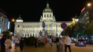 Prag, Çek Cumhuriyeti, 4 Ağustos 2023. Arka planda ulusal müze olan gece görüntüleri. Wenceslas Meydanı 'nda insanlar yürüyor.