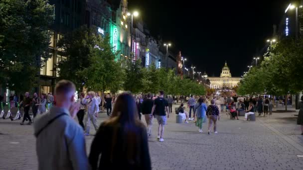 2023年8月4日 捷克共和国布拉格 背景是国家博物馆壮观的夜景 人们在文采拉斯广场散步 — 图库视频影像