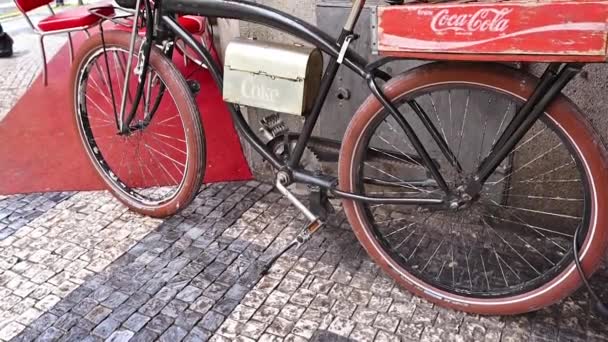 2023年8月4日 捷克共和国布拉格 一辆著名的美国饮料的老式自行车停在一家咖啡馆前 以吸引顾客 红色引起了人们的注意 — 图库视频影像