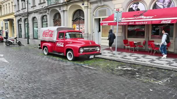 プラハ チェコ共和国 2023 よく知られているアメリカの飲料のヴィンテージバンは 顧客を引き付けるためにカフェの前に駐車されています 赤い色が目を引く — ストック動画