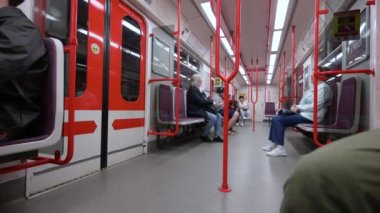 Prag, Çek Cumhuriyeti, 4 Ağustos 2023. Metro treninin içindeki yaşam sahneleri. İnsanlar neredeyse hareketsiz, koltuklarında rahatlar.