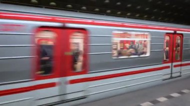 Prag, Çek Cumhuriyeti, 4 Ağustos 2023. Müze durağındaki kamera görüntüleri. Galerinin modern dekorasyonunun ayrıntıları. Durağa bir konvoy geliyor. İnsanlar gemiye binmeye hazırlanıyor..