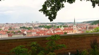 Prag, Çek Cumhuriyeti, 4 Ağustos 2023. Castle Hill 'den görünen şehir manzarası ile bağlantı kuruyoruz. Duvara doğru yürüyoruz. Seyahat yerleri.