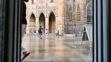 Prag, Çek Cumhuriyeti, 4 Ağustos 2023. Hareketli görüntüler, San Vito katedralinin meydanına çıkan kale merdivenlerini kullanırken gördüklerimizi gösteriyor.