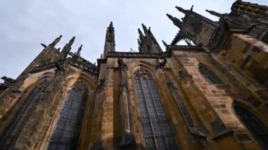 Prag, Çek Cumhuriyeti, 4 Ağustos 2023. San Vitus katedralinin geniş açılı objektifle çekilmiş ikonik bir görüntüsü var: tava hareketi Gotik örümcekleri kaydırıyor..