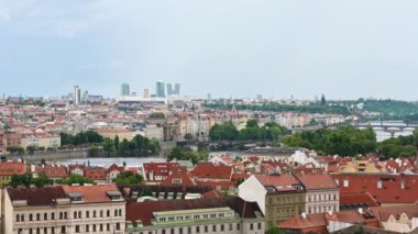 Prag, Çek Cumhuriyeti, 4 Ağustos 2023. Castle Hill 'den manzaralı muhteşem bir çekim. Charles Köprüsü tanınabilir bir yer. Karşıdan karşıya geçen insanlarla dolu. Seyahat yerleri.