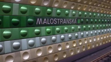 Prag, Çek Cumhuriyeti, 4 Ağustos 2023. Malostranska metro istasyonundaki görüntüler. Tava hareketi, dur işaretinden platforma varmak için başlıyor. Gelecekçi ve sofistike görünüş. İnsanlar.