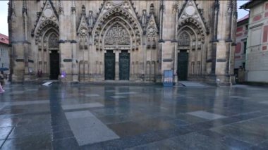 Prag, Çek Cumhuriyeti, 4 Ağustos 2023. San Vitus Katedrali 'nin ikonik bir görüntüsüne sahip POV görüntüleri aşağıdan geniş açılı bir mercekle çekildi. Yaklaştık ve gözlerimizi kaldırdık. Millet, yağmurlu bir gün.