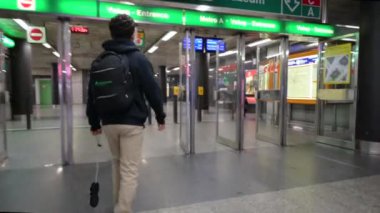 Prag, Çek Cumhuriyeti, 4 Ağustos 2023. Metro çıkışına doğru yürürken görüntüler çekiliyor. Sırt çantası ve siyah kazağı olan genç bir adam bizden önce geldi..