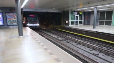 Prag, Çek Cumhuriyeti, 4 Ağustos 2023. Vyehrad durağındaki metro istasyonundaki görüntüler. Platformda hareket var, bir tren geliyor..