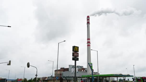 プラハ チェコ共和国 2023 郊外では 白と赤の煙突が廃棄物からエネルギーへと煙を噴出する バスを通過する 産業パノラマ 環境への影響 — ストック動画