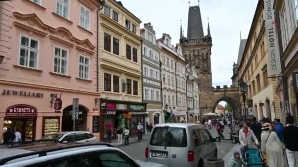 Praag Tsjechië Augustus 2023 Pov Beelden Inschakelen Die Tussen Mensen — Stockvideo