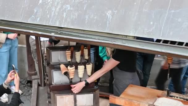 Egy Prágai Street Food Standon Cimney Cacke Előkészítése Értékesítése Helyi — Stock videók
