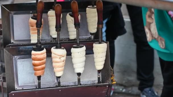 在布拉格的一个街头食品店 用当地语言Trldo准备和销售西姆尼仙人掌 面团在木制支撑物上旋转时烹调 — 图库视频影像