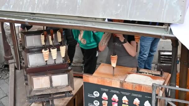 Dans Une Épicerie Rue Prague Préparation Vente Cacao Cimney Dans — Video