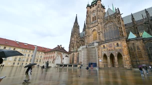 Praga República Checa Agosto 2023 Filmación Día Lluvioso Plaza Catedral — Vídeos de Stock