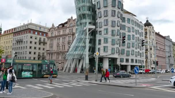 Prag Çek Cumhuriyeti Ağustos 2023 Dansçı Evi Nin Sokak Kavşağına — Stok video